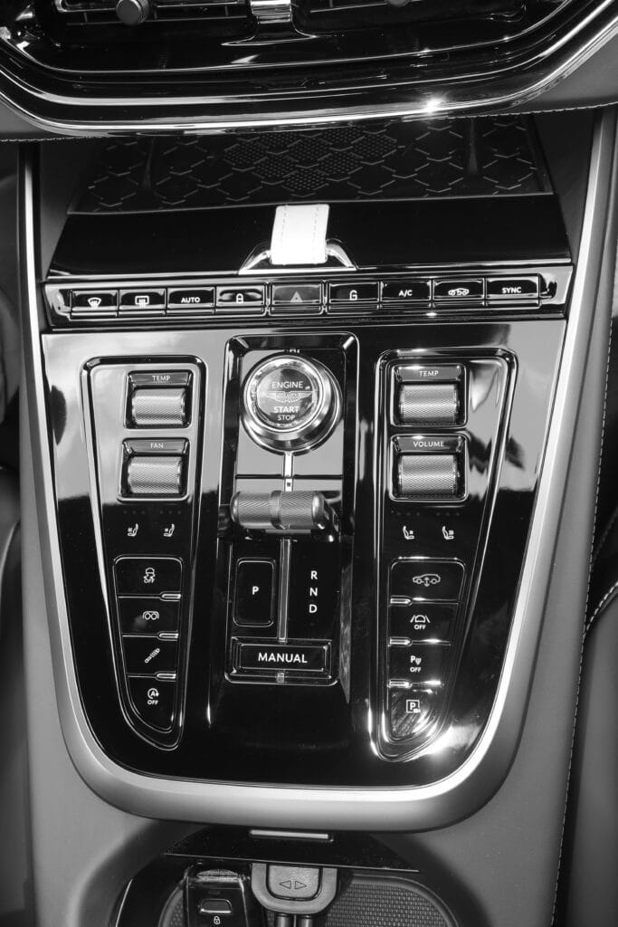Aston Martin DB12 Volante V8