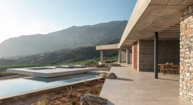 Keras Cliff House : Une villa brutaliste minoenne à flanc de falaise signée Tzagkarakis + Associates