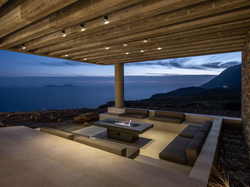 Keras Cliff House terrasse de nuit