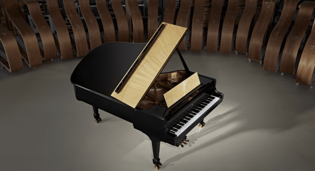 Steinway & Sons rencontre Atelier Paelis : La marqueterie de paille et le piano, quand deux absolus se reconnaissent
