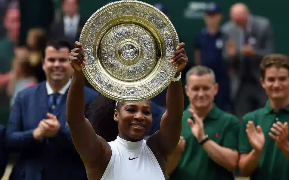 Serena Williams soulevant le trophée (7 victoires au total)