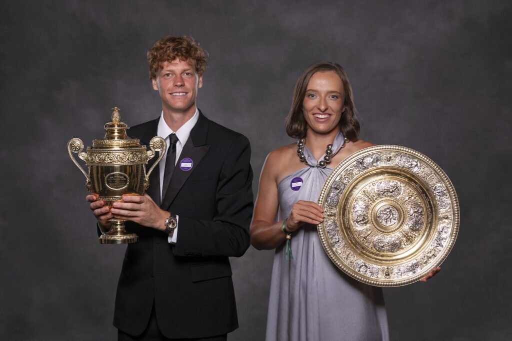 Jannik Sinner et Iga Świątek posant avec leur trophée 2025