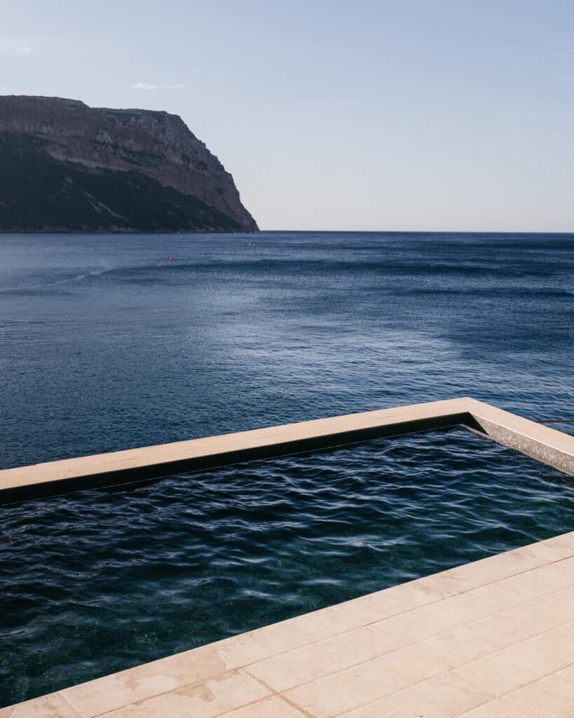 Hôtels 5 étoiles Côte d'Azur : La piscine des Roches Blanches, Cassis.