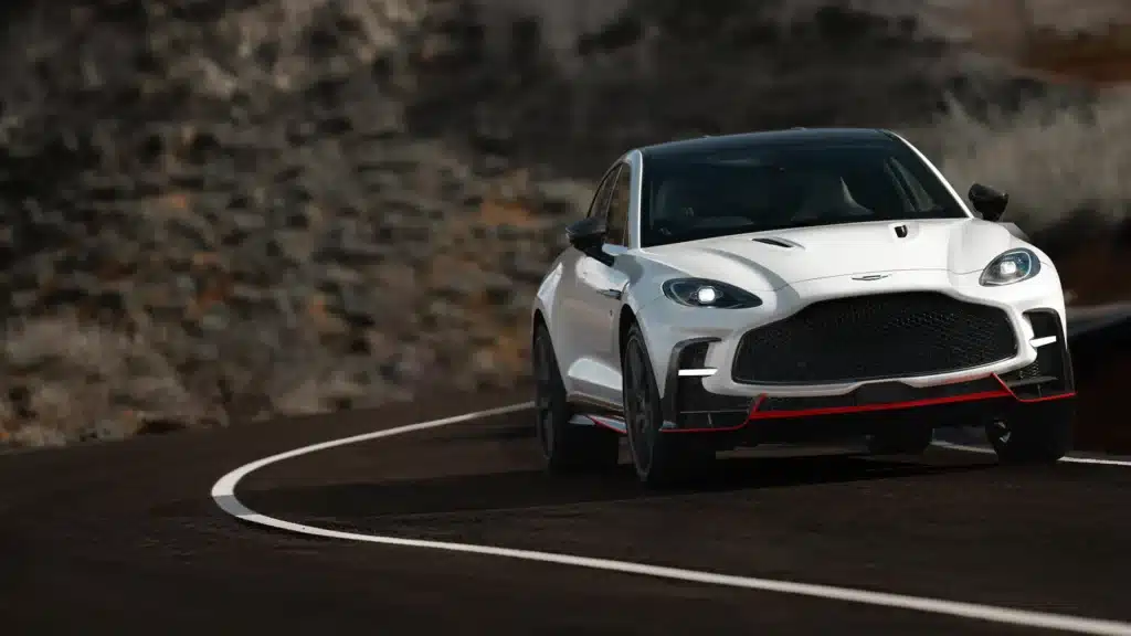 Aston Martin DBX S vue de devant