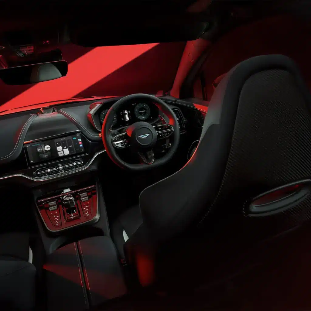 Le volant de l'Aston Martin DBX S