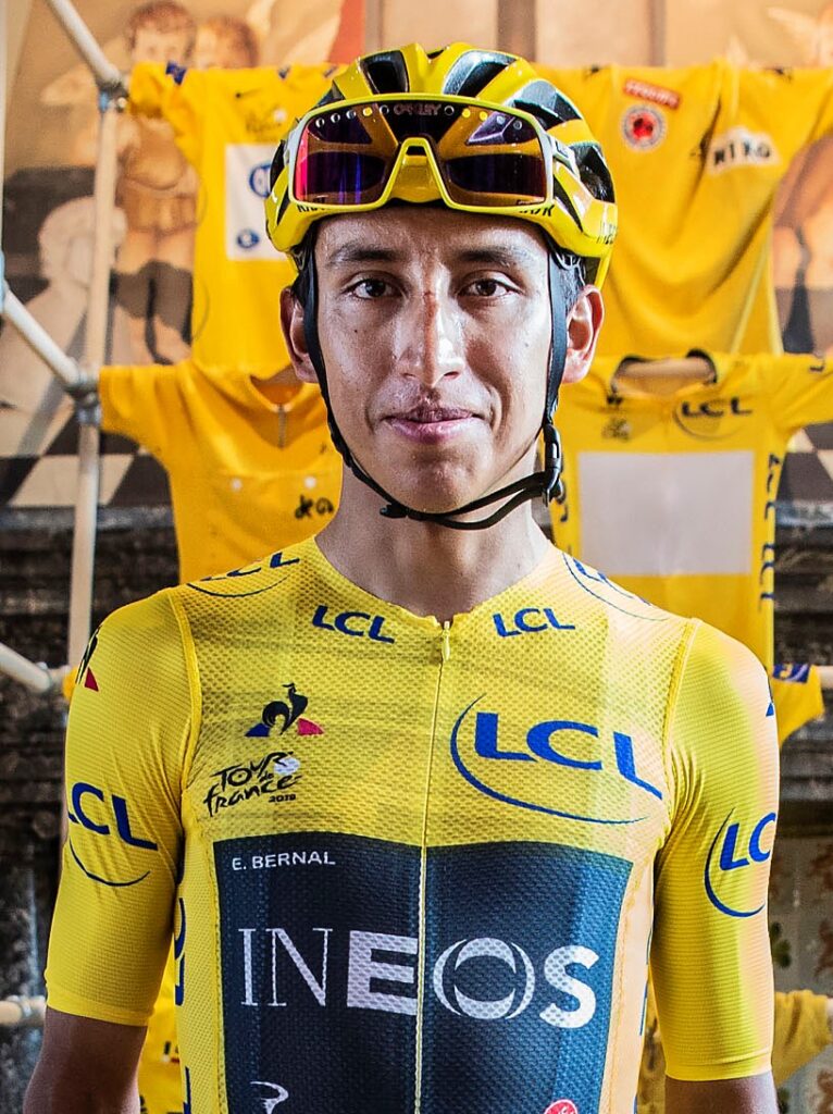 Egan Bernal et son maillot jaune