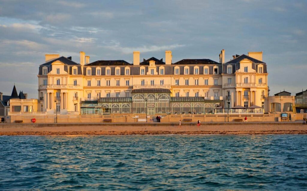Plus beaux hôtels Saint-Malo : Le Grand Hôtel des Thermes, seul 5 étoiles de la cité corsaire