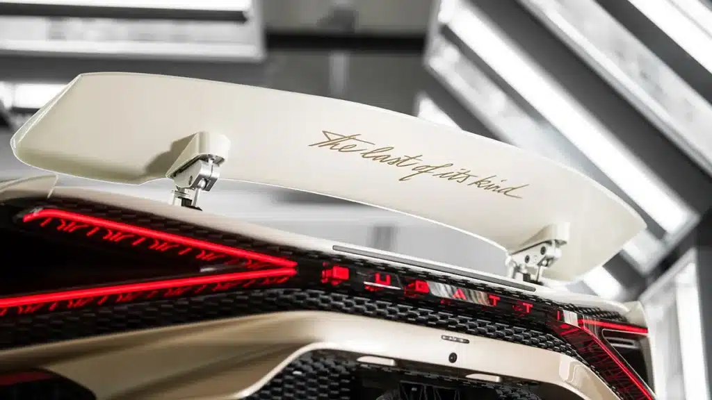 Bugatti W16 Mistral focus