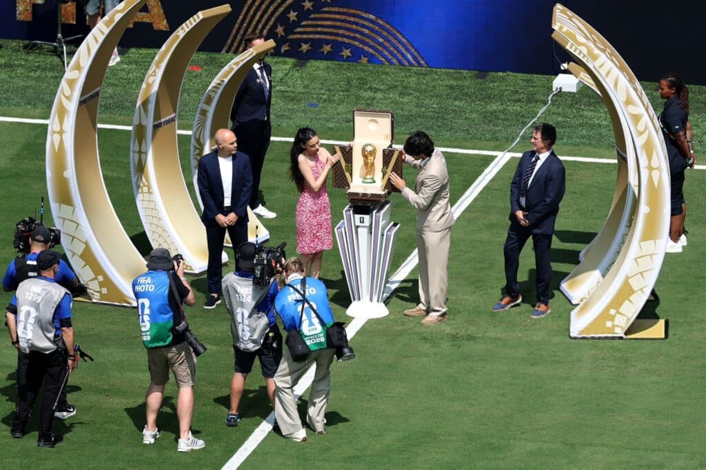malle Louis Vuitton Coupe du Monde 2026 : Carlos Alcaraz, Andrés Iniesta, Mario Kempes et l'actrice Jung Ho-yeon