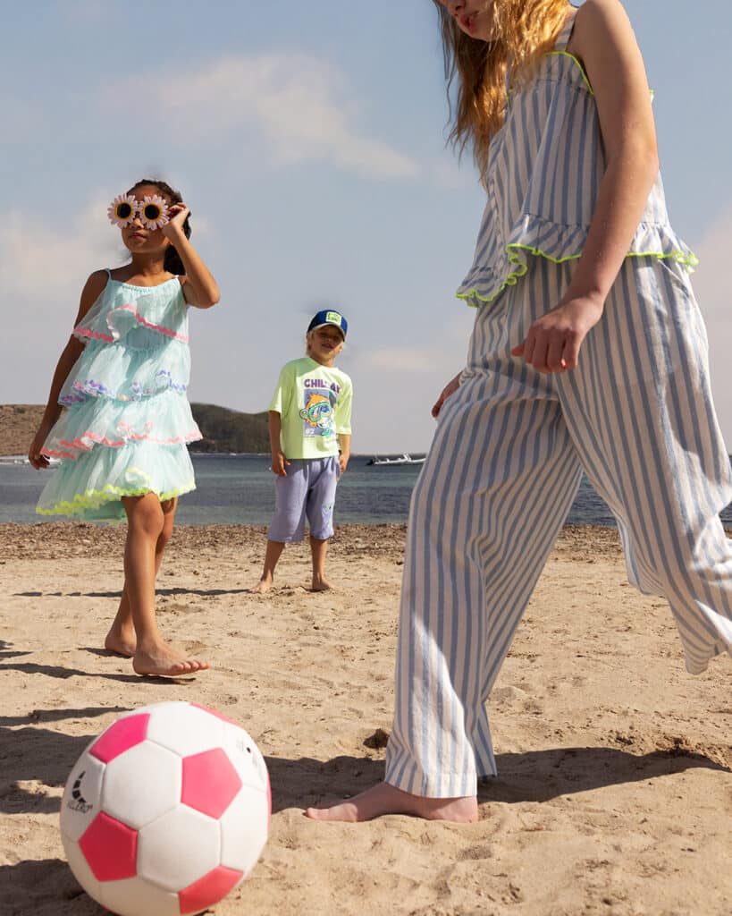 à La plage, des vêtements qui accompagnent nos enfants au quotidien