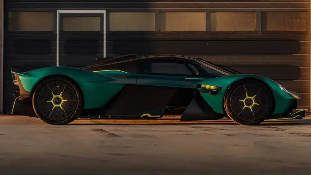 Voitures de Luxe les Plus Convoit&eacute;es au Monde : Aston Martin Valkyrie, vue de c&ocirc;t&eacute;