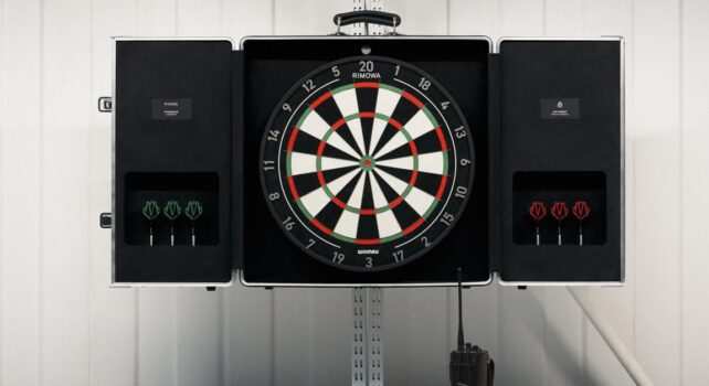 RIMOWA Dartboard Case : Quand l&rsquo;aluminium se met au jeu