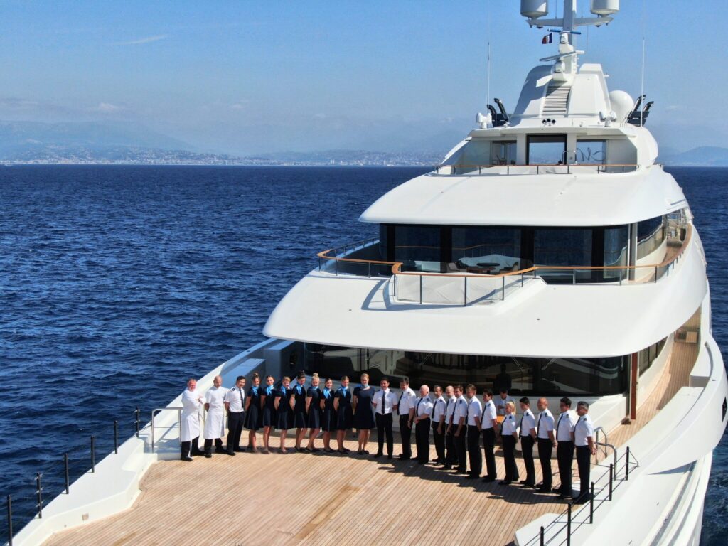 Co&ucirc;t d'un yacht de 50 m&egrave;tres : l'&eacute;quipage