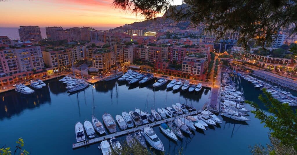 Co&ucirc;t d'un yacht de 50 m&egrave;tres : Port Hercule, Monaco.