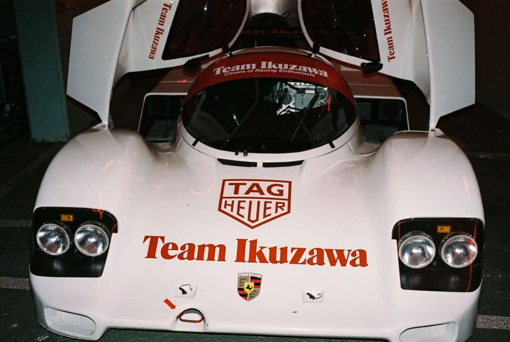 Voiture de course TAG Heuer Carrera Team Ikuzawa