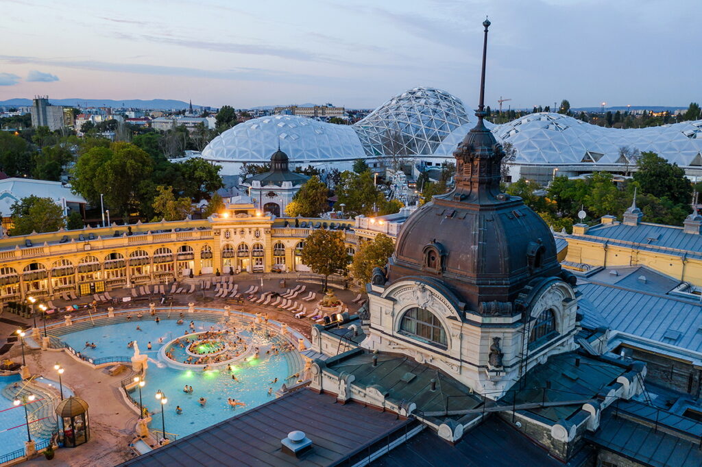 plus belles piscines du monde : Les bains Széchenyi (Budapest, Hongrie)