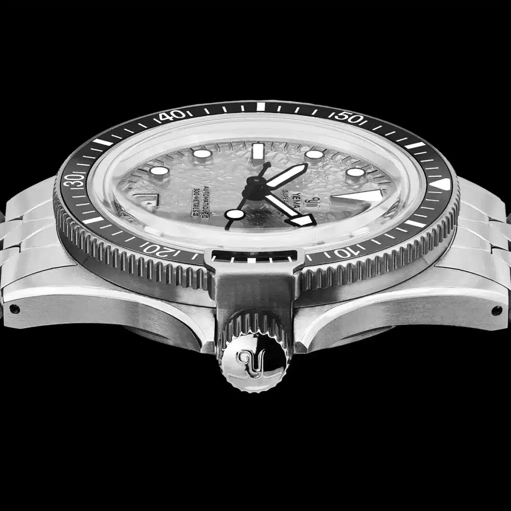 La couronne visée de la Yema Superman Titanium MoonTide CMM.11 gravée du logo de la marque
