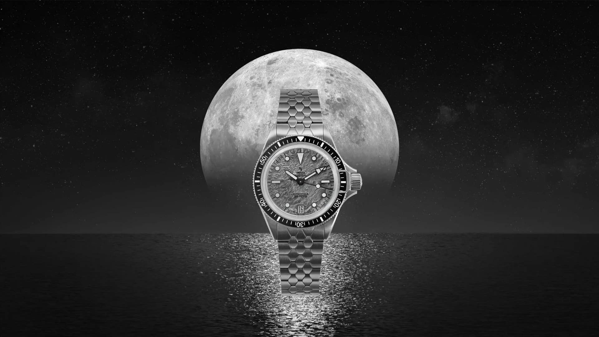Montre Yema Superman Titanium MoonTide CMM.11 en noir et blanc, devant une pleine lune, reflétée sur l'océan