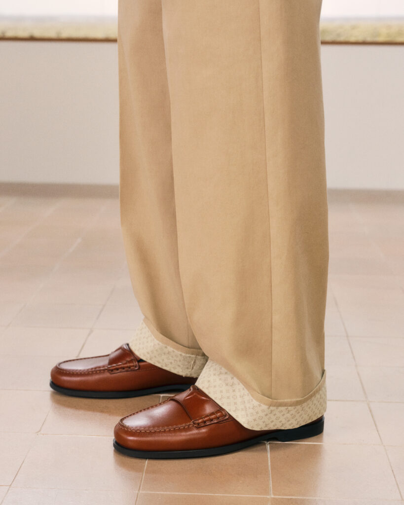 Look 6 Louis Vuitton Homme : blouson en maille jacquard façon Damier et pantalon ample