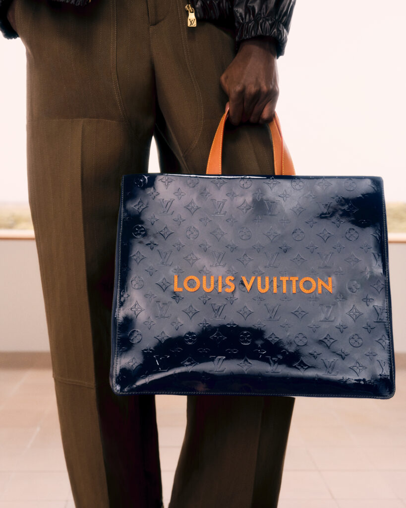 Look 22 Louis Vuitton Homme : trench bleu marine et sac Keepall en cuir noir
