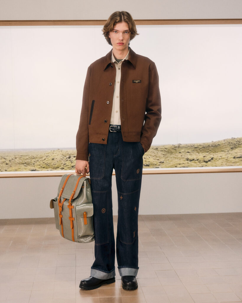 Look 1 Louis Vuitton Homme : manteau à carreaux gris-vert et sac bandoulière à liseré orange