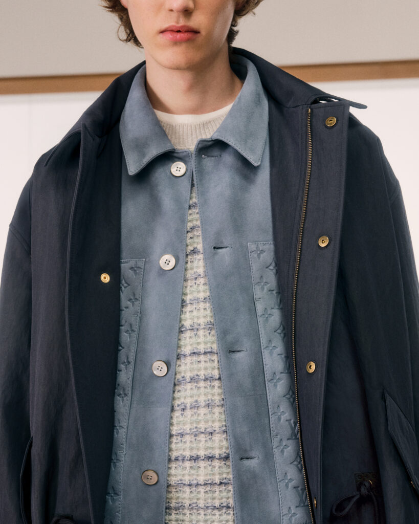 Détail du blouson en cuir noir à liseré orange et du logo LV, capsule Louis Vuitton Homme