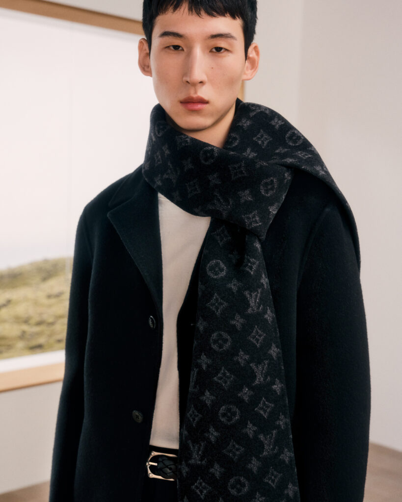Look 3 Louis Vuitton Homme : blouson en daim cognac à capuche et sac Keepall Monogram