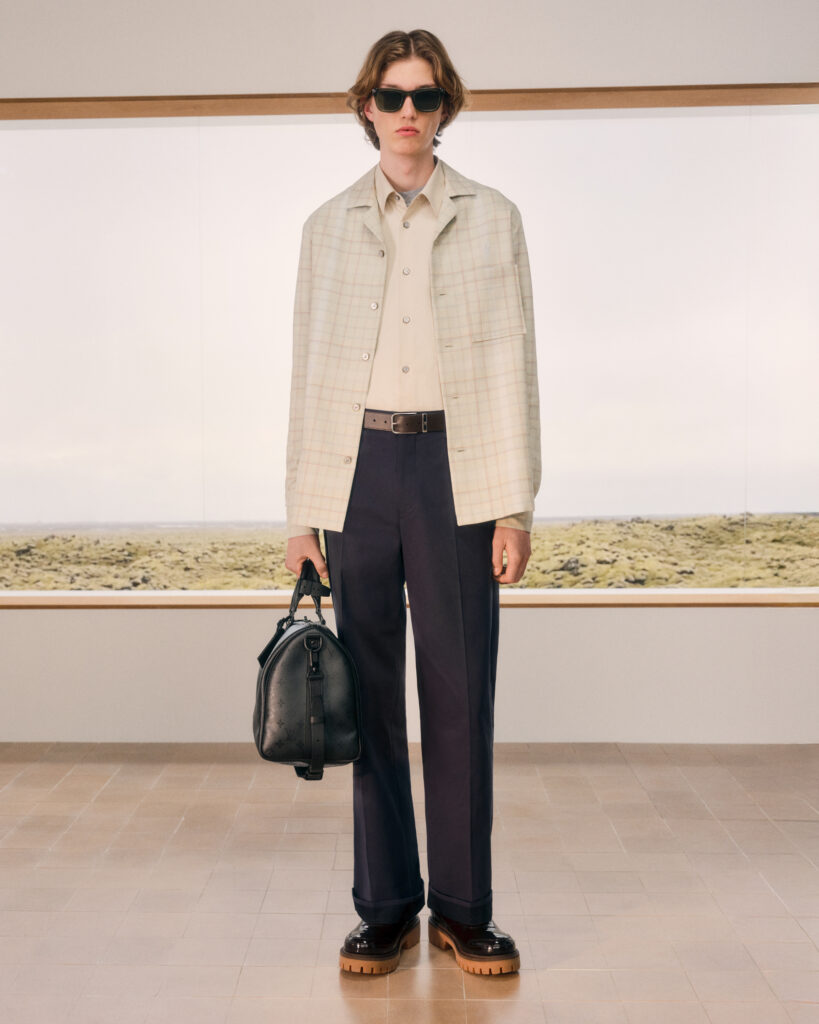 Détail du blouson en daim cognac à poches plaquées, capsule pique-nique Louis Vuitton