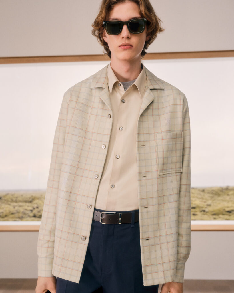 Look 4 Louis Vuitton Homme : veste workwear en denim kaki et sac besace en cuir porté à l'épaule