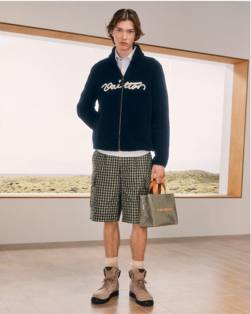 Look 17 Louis Vuitton Homme : blazer noir, polo ivoire et sac à dos Monogram vert olive