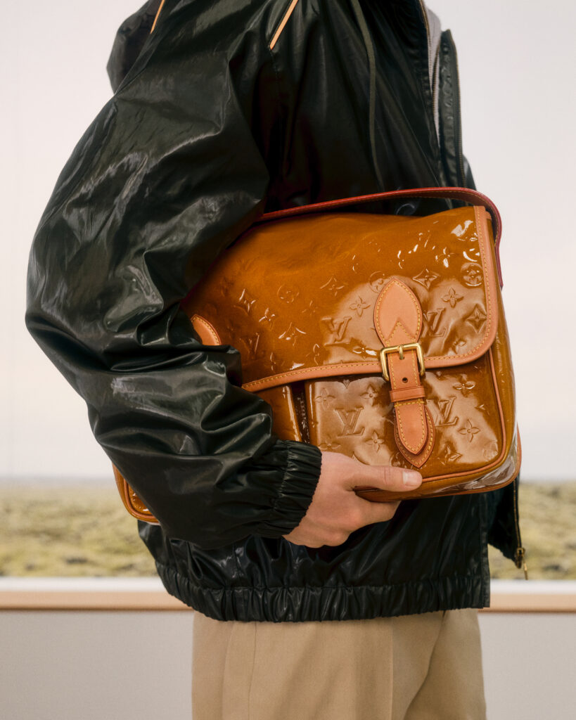 Look 7 Louis Vuitton Homme : cardigan brodé d'un motif pique-nique et sac Keepall Monogram kaki