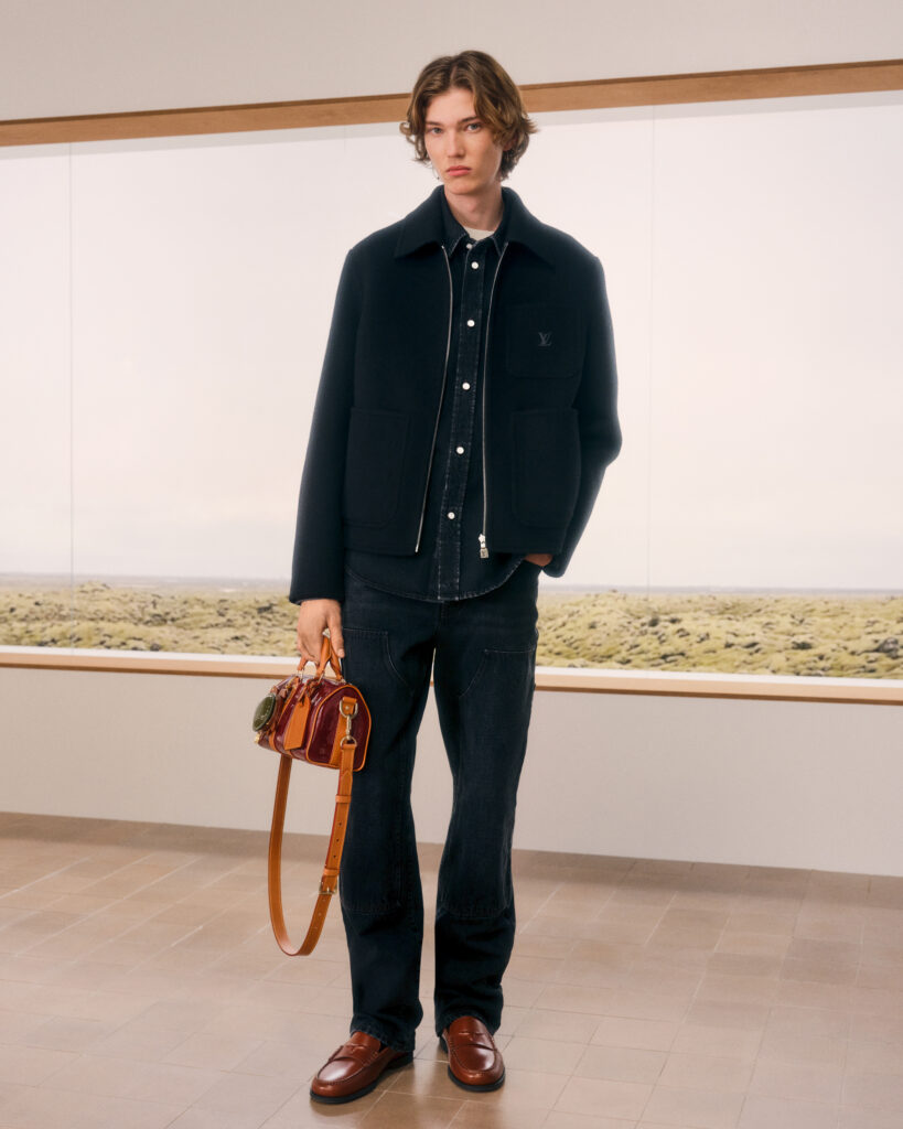 Look 8 Louis Vuitton Homme : surchemise à carreaux et pantalon kaki, petit sac Monogram à la main