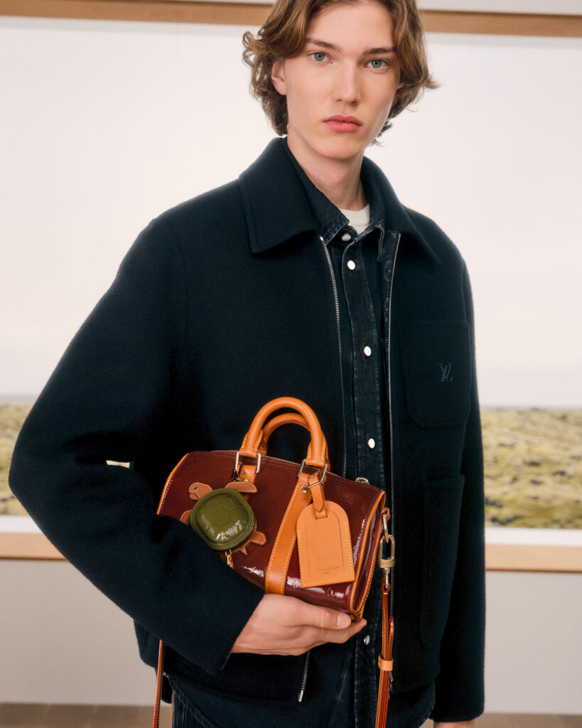 Détail de la surchemise à carreaux et du sac Monogram porté en bandoulière, Louis Vuitton Homme