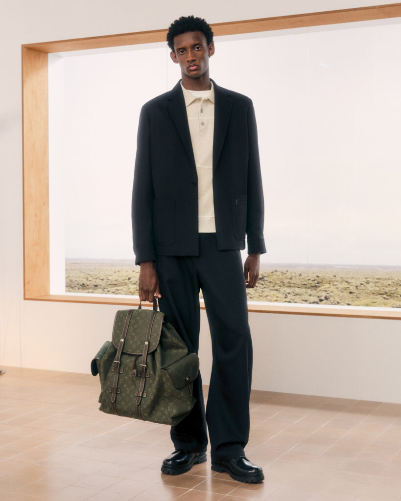 Look 9 Louis Vuitton Homme : cardigan zippé signature Vuitton et short à carreaux, sac cabas Monogram