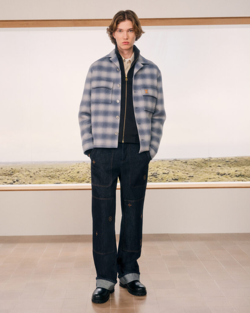 Look 11 Louis Vuitton Homme : veste matelassée orange, cravate imprimée et sac Keepall camel