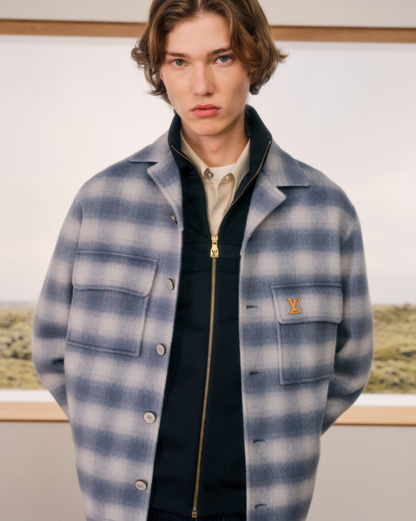 Gros plan sur la veste matelassée orange et le logo LV, capsule pique-nique Louis Vuitton