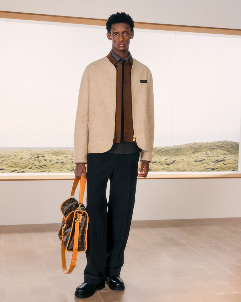 Détail du sac Keepall camel orné d'un fermoir en forme de panier de pique-nique, Louis Vuitton