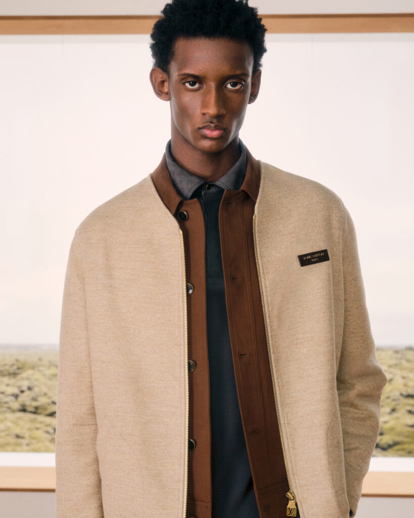 Look 12 Louis Vuitton Homme : veste bordeaux à col en shearling et sac Keepall kaki