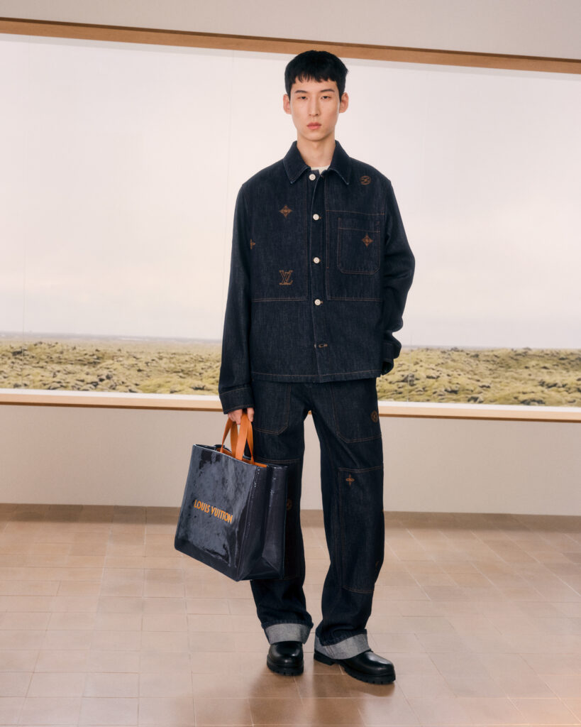 Look 13 Louis Vuitton Homme : veste en denim brodée et sac cabas Monogram bleu marine