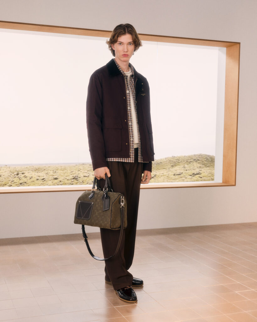 Look 14 Louis Vuitton Homme : veste bicolore beige et marron et sac en fourrure façon Damier