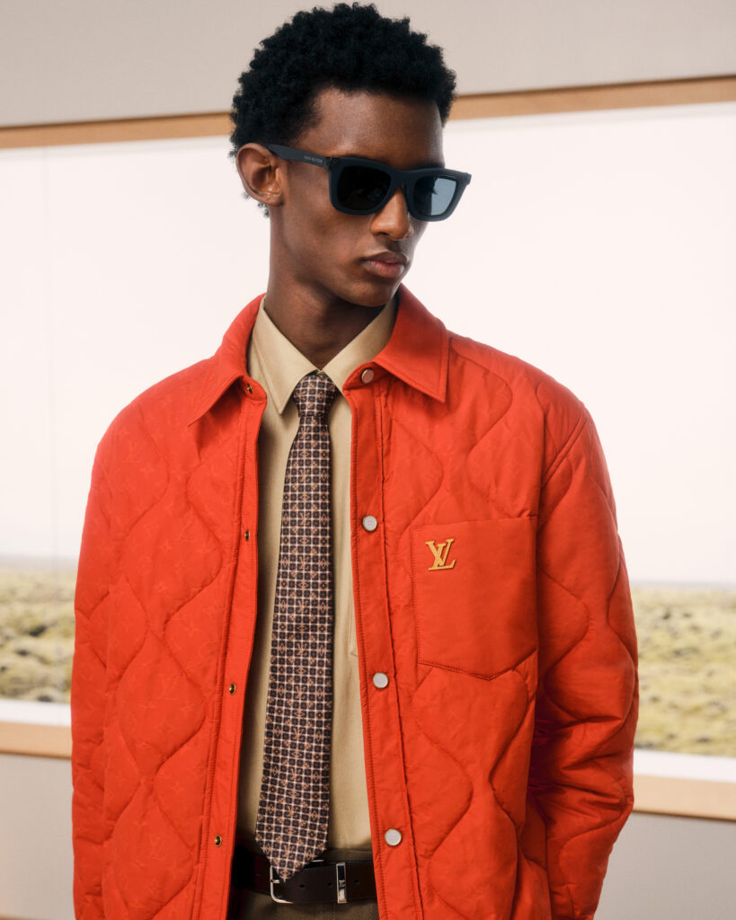 Look 15 Louis Vuitton Homme : veste à carreaux bleu et blanc et jean brodé de motifs Monogram
