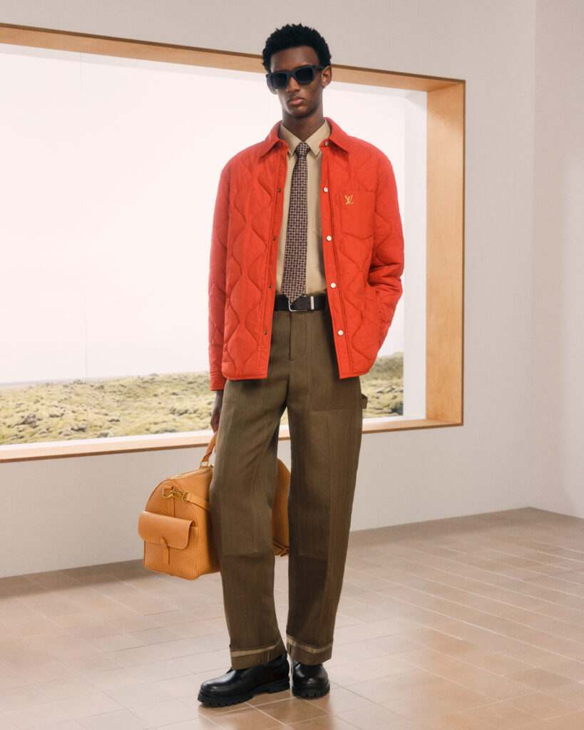 Détail de la veste à carreaux bleu et blanc et du logo LV zippé, Louis Vuitton Homme
