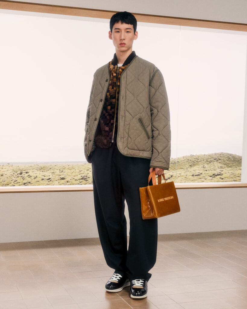 Look 16 Louis Vuitton Homme : blouson en cuir verni façon Monogram et pantalon kaki
