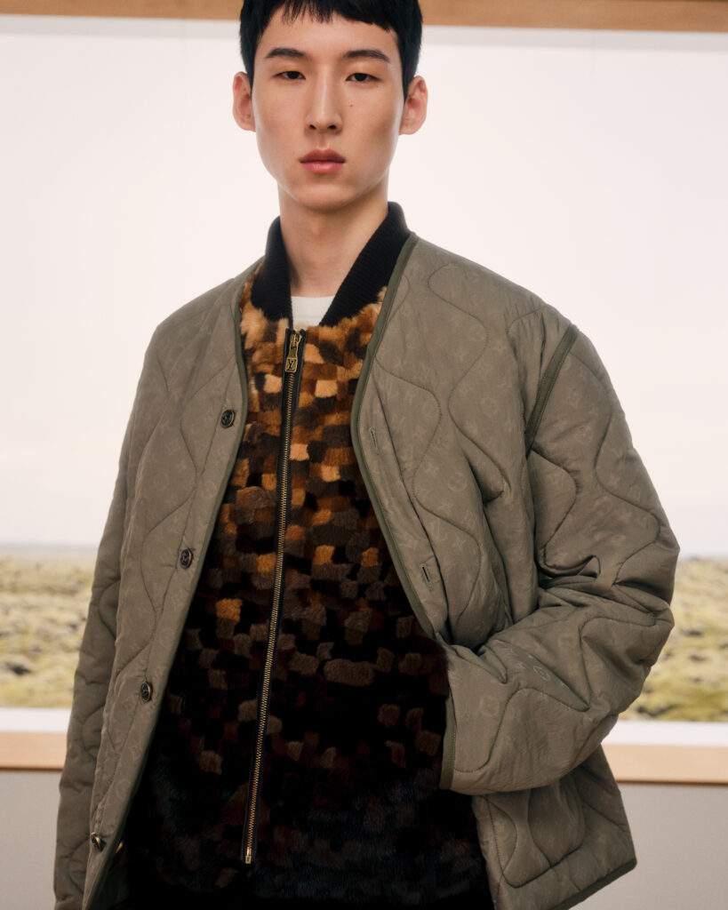 Détail du blouson en cuir verni façon Monogram, capsule Louis Vuitton Pharrell Williams