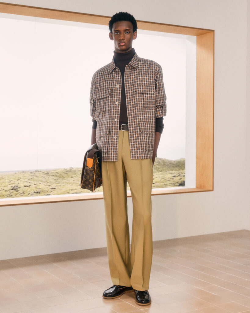 Look 18 Louis Vuitton Homme : veste noire zippée et sac Speedy en cuir vernis bordeaux