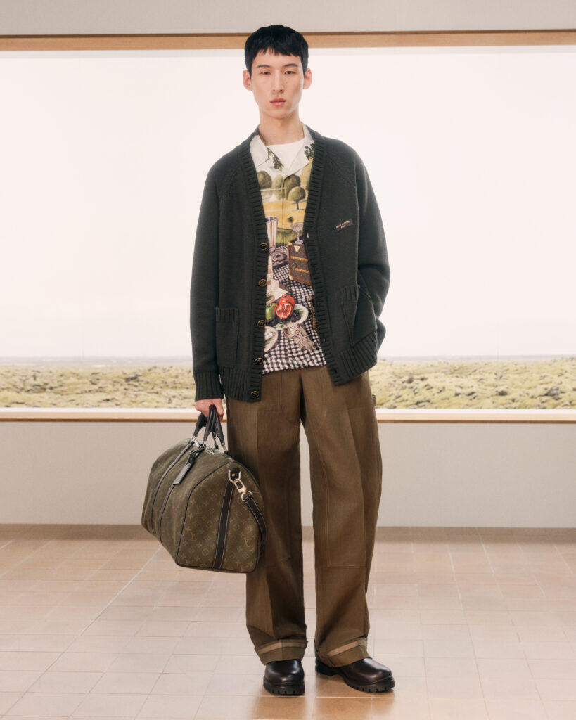 Look 19 Louis Vuitton Homme : blouson technique kaki et sac besace en cuir vernis camel