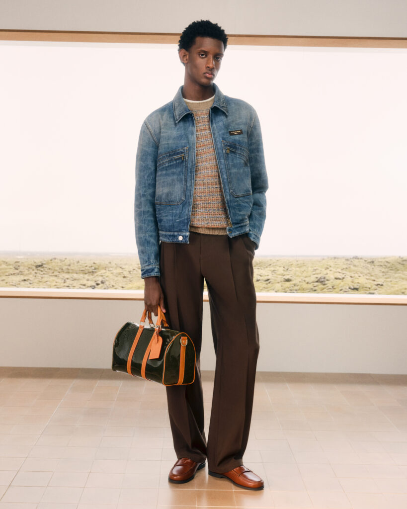 Détail des mocassins en cuir marron et du pantalon kaki à revers, Louis Vuitton Homme