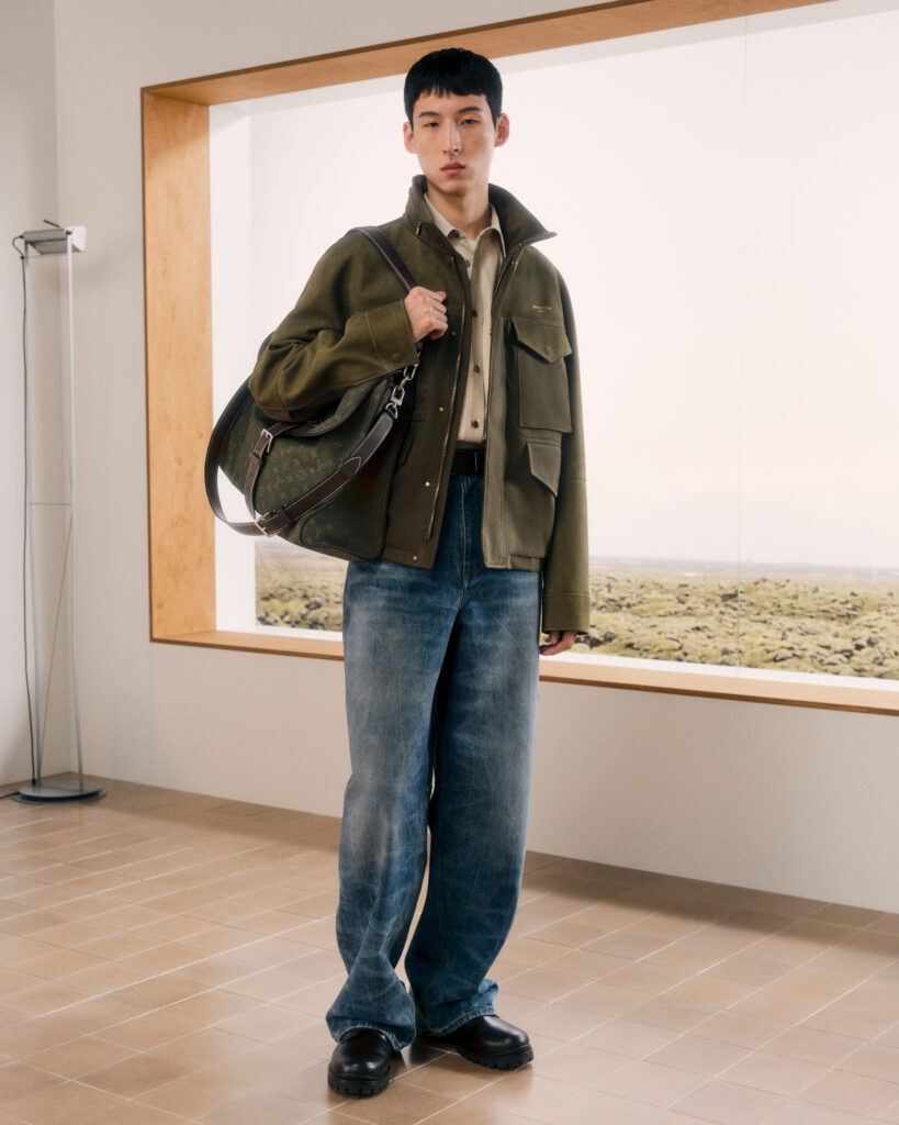 Look 20 Louis Vuitton Homme : surchemise écrue à carreaux et pantalon bleu marine