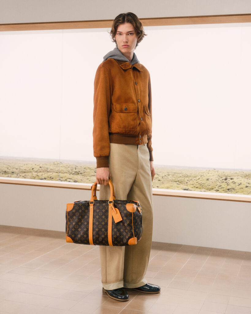 Détail de la surchemise écrue à carreaux et du logo LV brodé, Louis Vuitton Homme