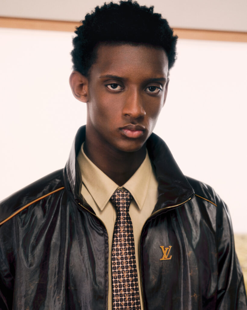 Détail du trench bleu marine superposé à la veste en daim bleu clair, Louis Vuitton Homme